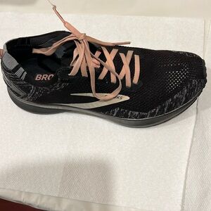 Additional pictures of brooks sneakers